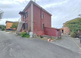 Appartamento con entrata indipendente e giardino in via Delle Mole Albano L.